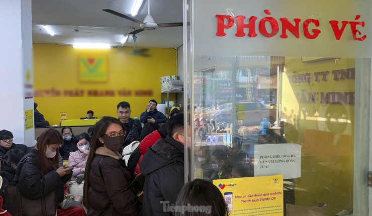 Tại một nhà xe trên đường Trần Bình (quận Cầu Giấy), sáng 18/12 có rất đông hành khách xếp hàng chờ mua vé.