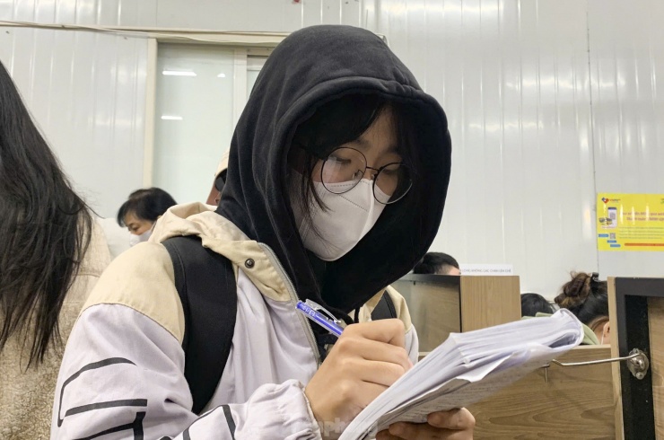Chị Thủy Dương (SN 2002, Hà Tĩnh) cho biết, dù có lịch học nhưng biết thông tin nhà xe mở bán vé Tết Âm lịch 2025 vào ngày 18/12 nên chị đã quyết định xin nghỉ một buổi để đi mua vé. "Tôi đến đây từ hơn 5 giờ và đã đợi được 4 tiếng nhưng vẫn chưa tới lượt. Tôi muốn mua vé sớm để cận Tết không cần chen chúc khi về quê".