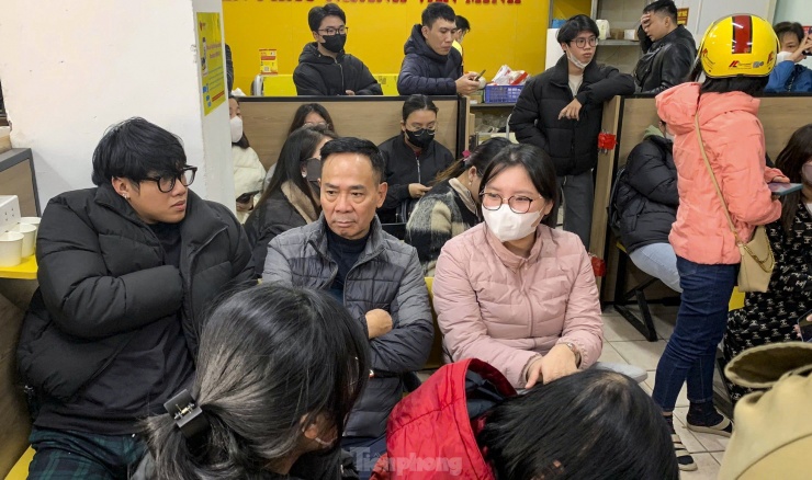 Chị Kim Chi (áo hồng, quê Nghệ An) chia sẻ: "Hôm nay tôi phải xin nghỉ làm để đi xếp hàng mua vé. Tôi mua vé về Quỳnh Lưu, Nghệ An hết 300.000 đồng và thấy giá hợp lý".