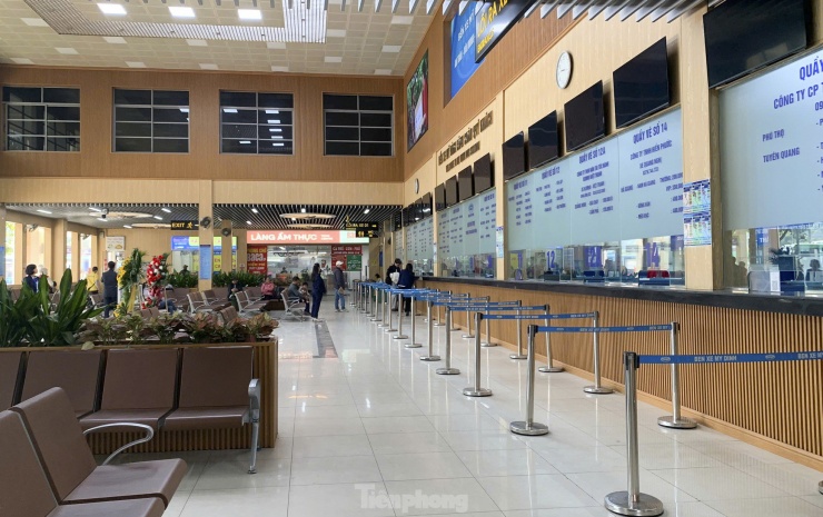 Người dân xếp hàng từ 5h sáng &#39;săn&#39; vé xe Tết 2025 - 14