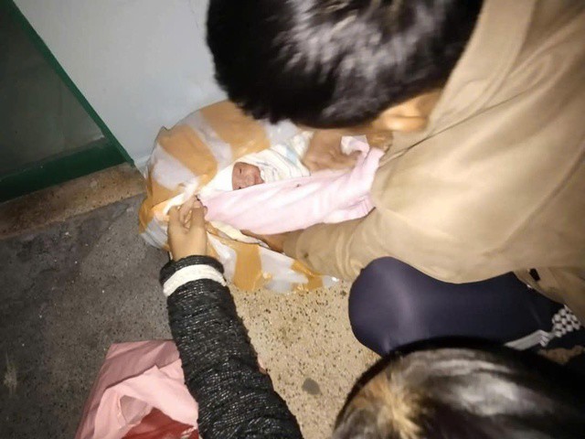 Cháu bé mỉm cười thời điểm được mọi người phát hiện. Ảnh: Facebook