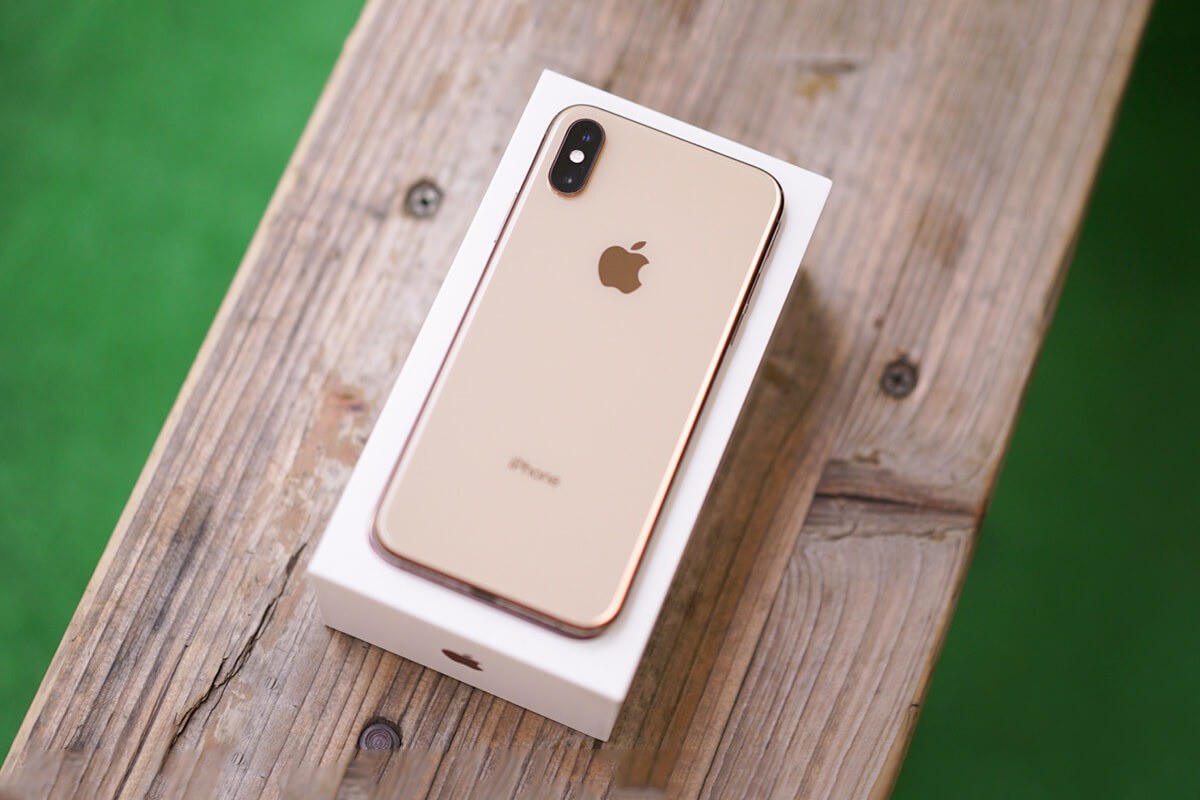 iPhone XS sở hữu cụm camera kép 12MP.