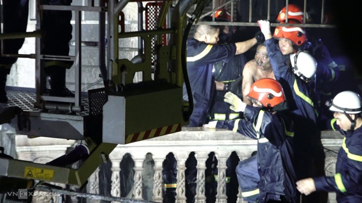 Khoảnh khắc nghi phạm mang xăng đốt quán hát. Video: Huy Mạnh