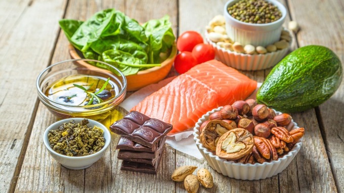 Thực phẩm giàu vitamin C, E và protein giúp tăng sinh collagen.