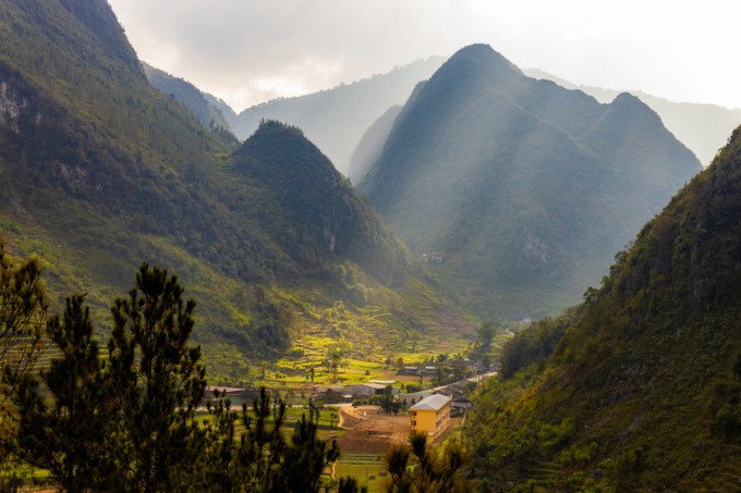 Ánh nắng chiều hắt xuống thung lũng ở huyện Yên Minh, Hà Giang đầu tháng 12. Ảnh: Vũ Ngọc Thiện