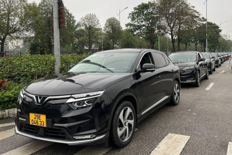 Ông Phạm Nhật Vượng dừng các hoạt động kinh doanh taxi trên xe VinFast...