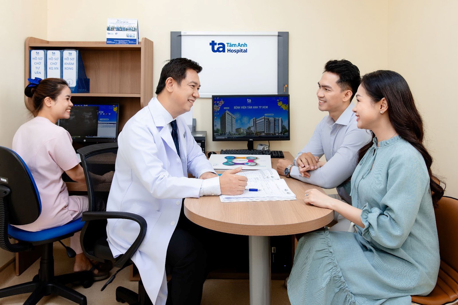 Bác sĩ Phùng Huy Tuân, chuyên gia Hỗ trợ sinh sản tư vấn phác đồ điều trị cho vợ chồng vô sinh hiếm muộn. Ảnh: IVF Tâm Anh Quận 8&nbsp;