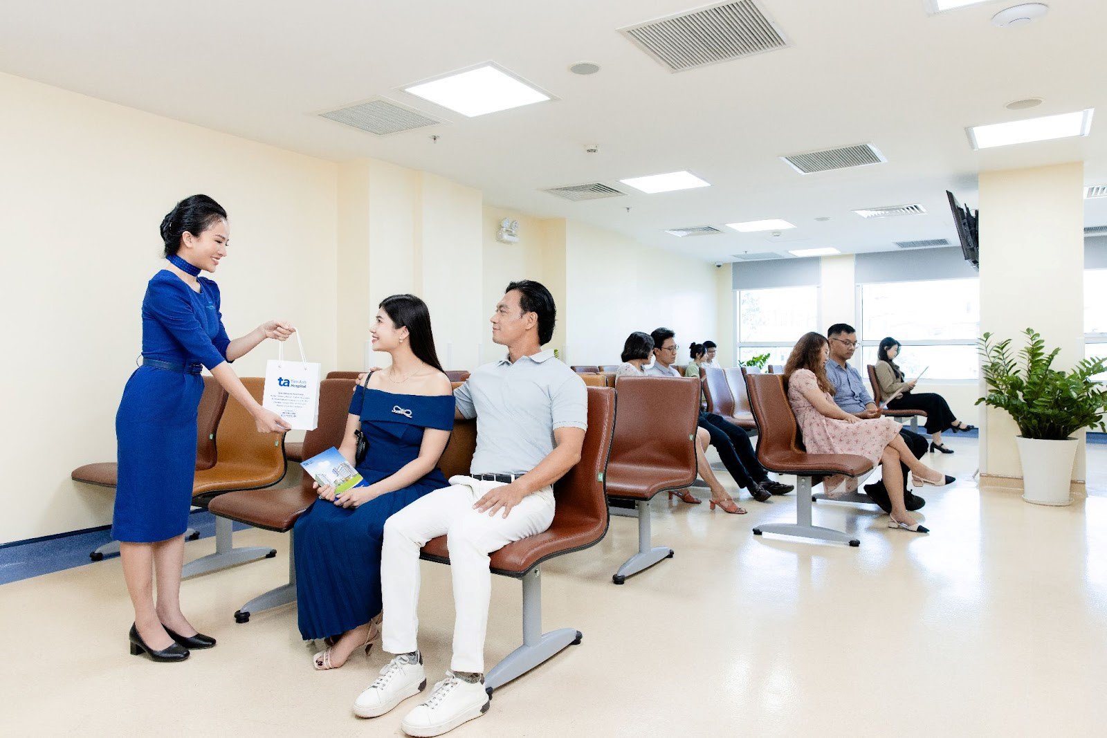 Khu vực sảnh chờ khám rộng rãi ở Bệnh viện Đa khoa Tâm Anh - Quận 8. Ảnh: Phan Nhật