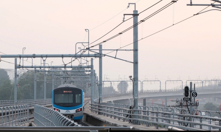 Qua khỏi 2 km đi ngầm từ ga bến Thành, tàu bắt đầu đi trên cao từ khu Văn Thánh, hướng về Suối Tiên.