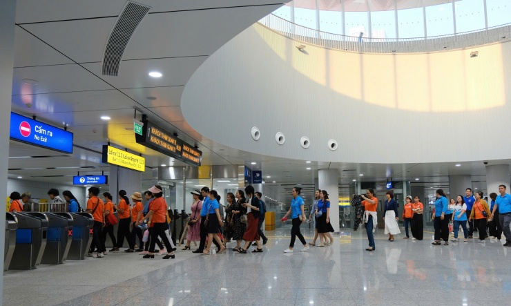 Khách check in metro, ngắm TP HCM từ trên cao - 2