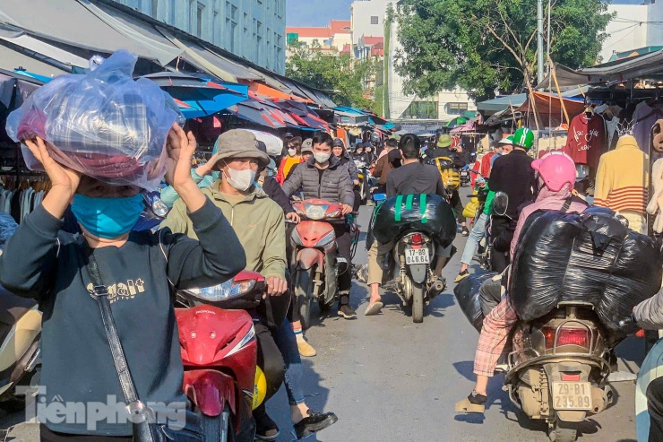 'Thủ phủ' thời trang lớn nhất miền Bắc tấp nập dịp cận Tết, tiểu thương đóng hàng mỏi tay - 2