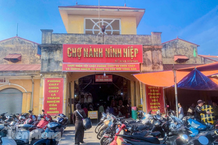 'Thủ phủ' thời trang lớn nhất miền Bắc tấp nập dịp cận Tết, tiểu thương đóng hàng mỏi tay - 1