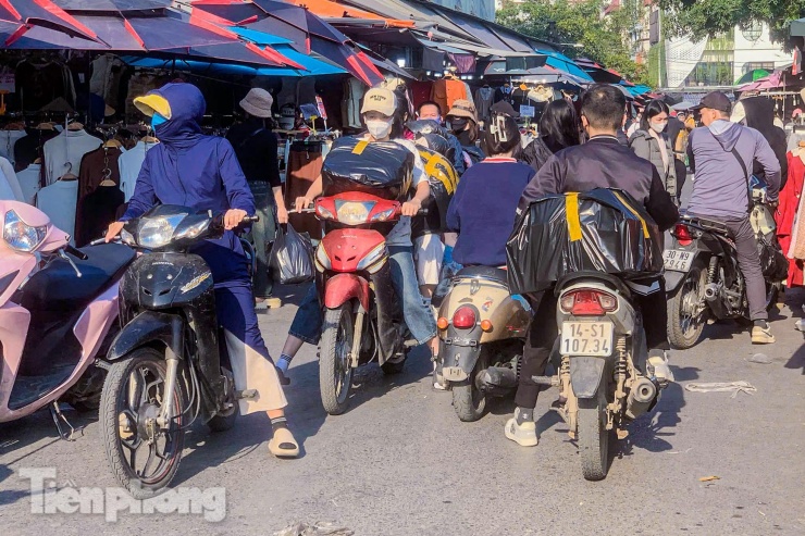'Thủ phủ' thời trang lớn nhất miền Bắc tấp nập dịp cận Tết, tiểu thương đóng hàng mỏi tay - 3
