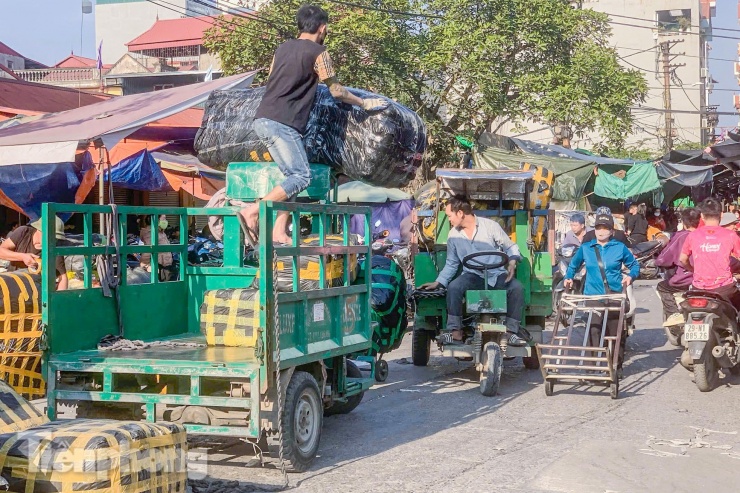 'Thủ phủ' thời trang lớn nhất miền Bắc tấp nập dịp cận Tết, tiểu thương đóng hàng mỏi tay - 5