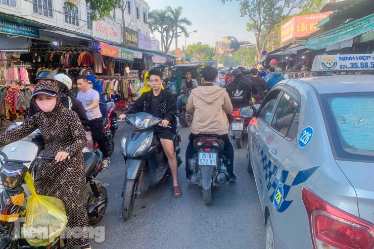 'Thủ phủ' thời trang lớn nhất miền Bắc tấp nập dịp cận Tết, tiểu thương đóng hàng mỏi tay - 4