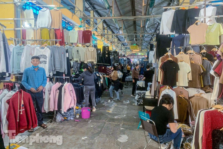 'Thủ phủ' thời trang lớn nhất miền Bắc tấp nập dịp cận Tết, tiểu thương đóng hàng mỏi tay - 6