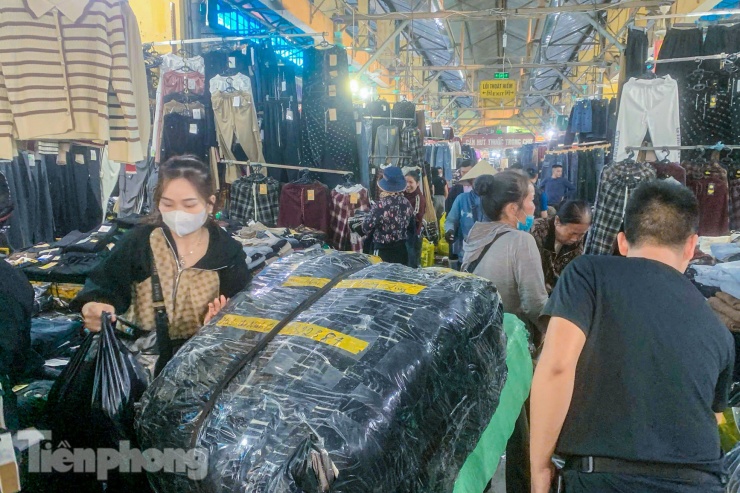 'Thủ phủ' thời trang lớn nhất miền Bắc tấp nập dịp cận Tết, tiểu thương đóng hàng mỏi tay - 7