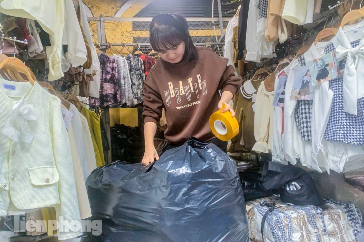 'Thủ phủ' thời trang lớn nhất miền Bắc tấp nập dịp cận Tết, tiểu thương đóng hàng mỏi tay - 8