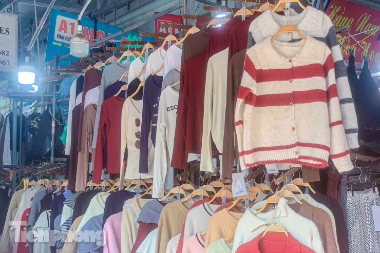 'Thủ phủ' thời trang lớn nhất miền Bắc tấp nập dịp cận Tết, tiểu thương đóng hàng mỏi tay - 11