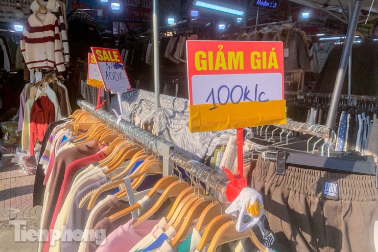 'Thủ phủ' thời trang lớn nhất miền Bắc tấp nập dịp cận Tết, tiểu thương đóng hàng mỏi tay - 10