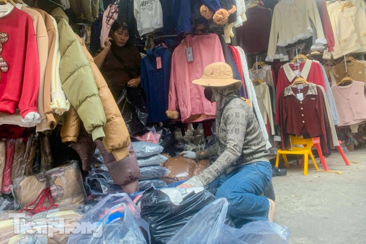 'Thủ phủ' thời trang lớn nhất miền Bắc tấp nập dịp cận Tết, tiểu thương đóng hàng mỏi tay - 9