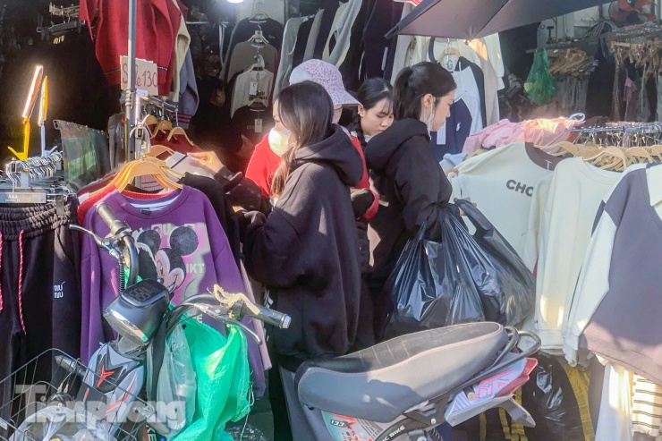 'Thủ phủ' thời trang lớn nhất miền Bắc tấp nập dịp cận Tết, tiểu thương đóng hàng mỏi tay - 12