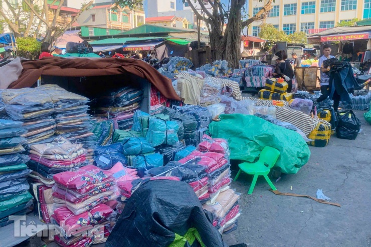 'Thủ phủ' thời trang lớn nhất miền Bắc tấp nập dịp cận Tết, tiểu thương đóng hàng mỏi tay - 13