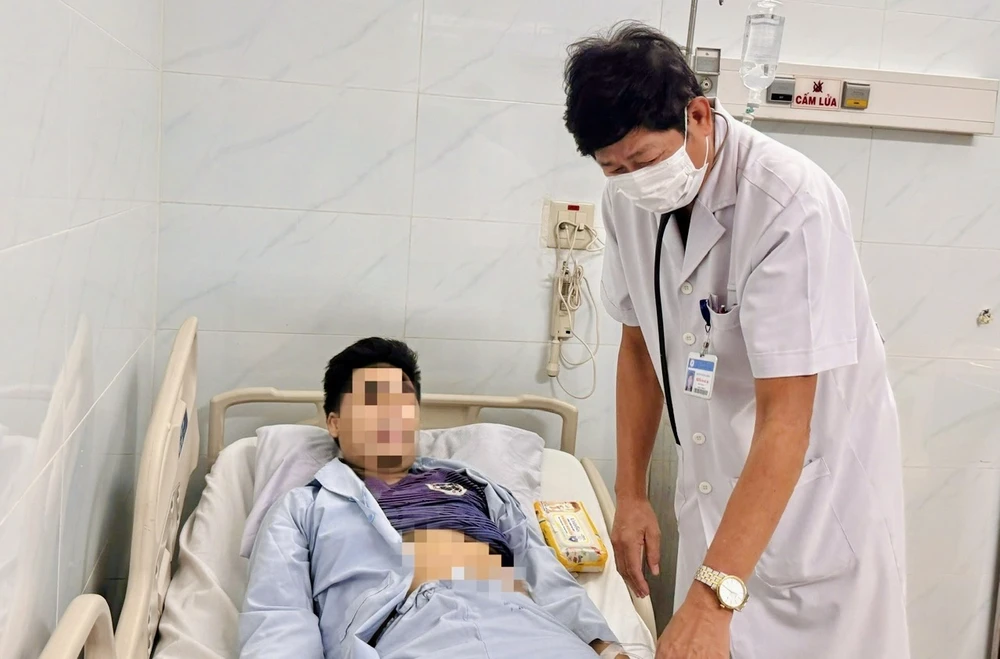 Bác sĩ Bệnh viện Thống Nhất đang thăm khám cho bệnh nhân Nguyễn Chẩn, nạn nhân trong vụ cháy nhà ở quận Tân Bình, TP.HCM. Ảnh: T.H