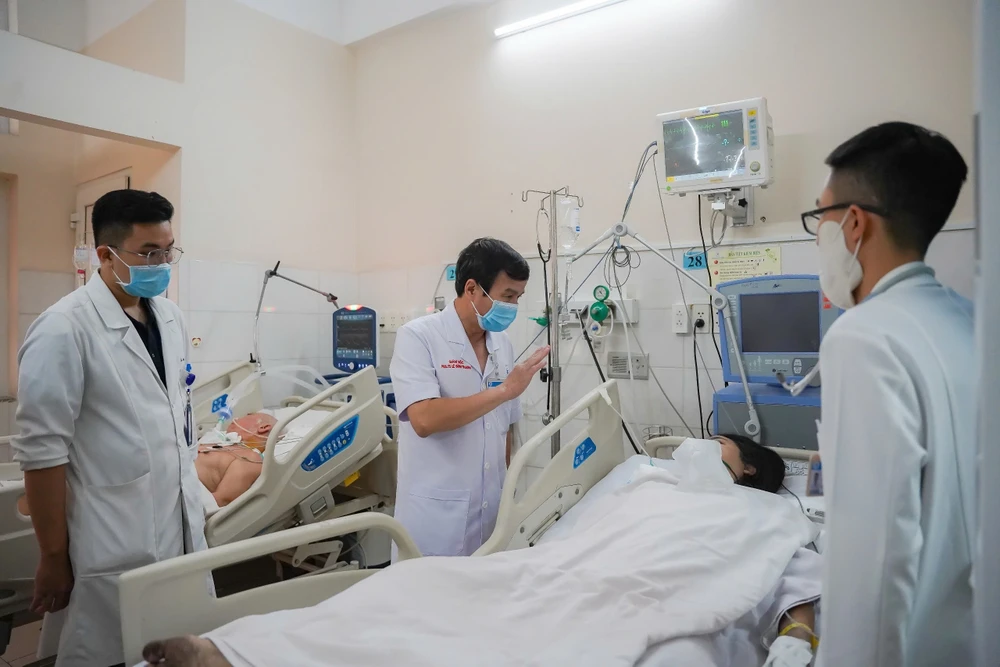 13 nạn nhân vụ cháy nhà ở quận Tân Bình đang được điều trị tại Bệnh viện Thống Nhất. Ảnh: BVCC