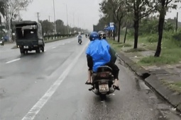 Bạn trẻ - Cuộc sống - Hàng triệu người xem clip 2 thiếu nữ ở Đà Nẵng giúp đỡ cụ ông đãng trí lạc đường