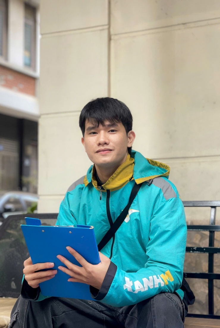 Nam shipper gây sốt khi nói được 3 ngoại ngữ, từng tốt nghiệp bằng giỏi - 1