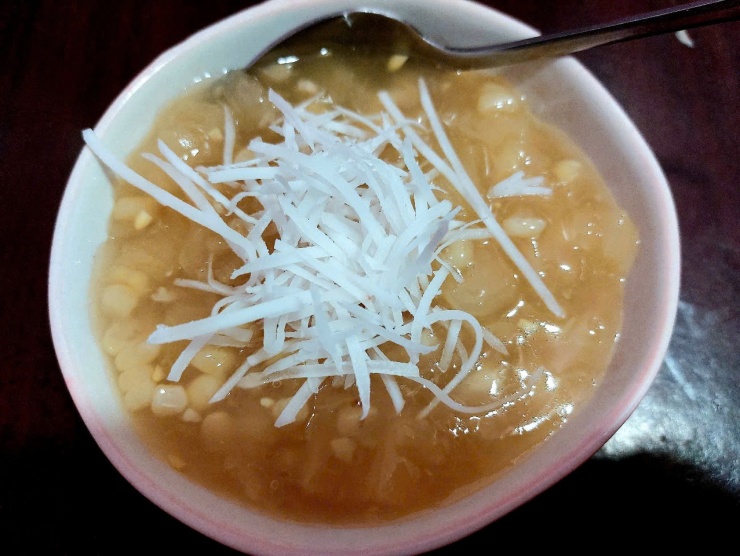 Chè sắn có thêm hạt ngô ở ngõ chợ Châu Long.