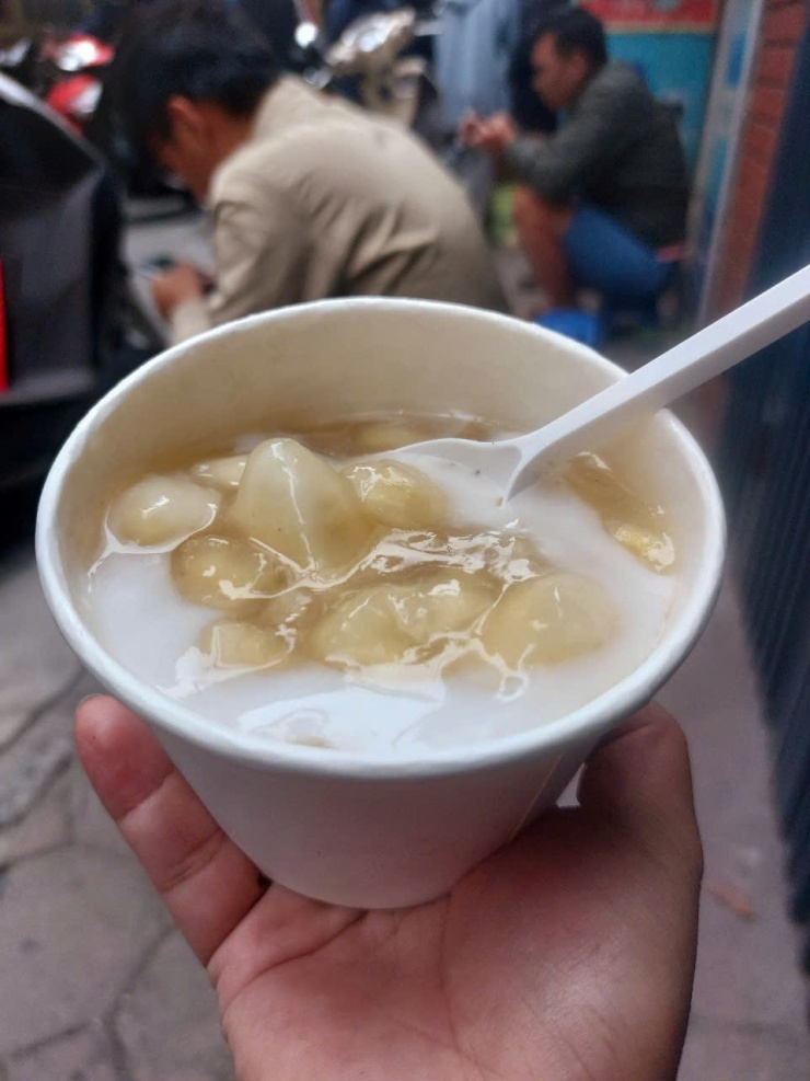 Một cốc đầy ú ụ.