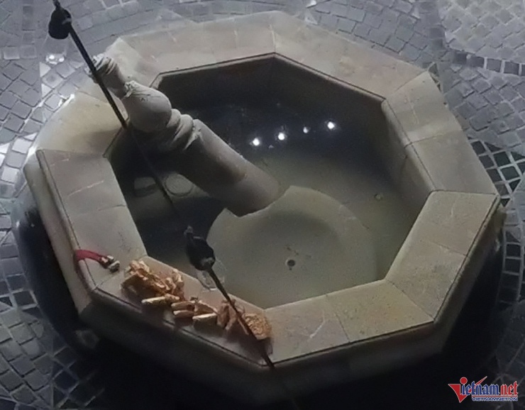 Đài phun nước nhà ông Gerard sau buổi diễn của ca sĩ Đàm Vĩnh Hưng.