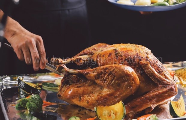 Cho gà ra khay cùng với rau củ, nước xốt và thưởng thức