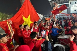 Rừng fan đổ về Việt Trì cổ vũ ĐT Việt Nam đấu Myanmar, chờ Xuân Son tỏa sáng