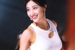 Đời sống Showbiz - Đoạn video đang gây phản ứng dữ dội của nữ ca sĩ Hàn Quốc