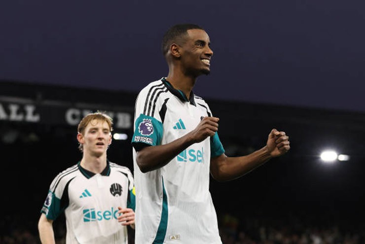 Isak lần đầu tiên ghi hat-trick trong màu áo Newcastle