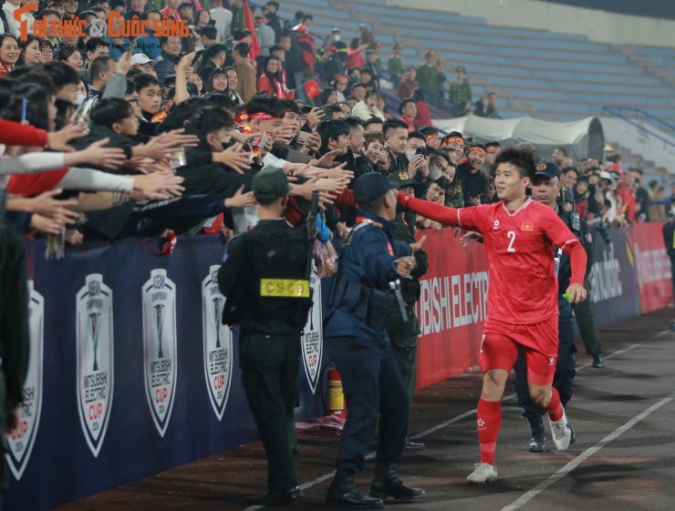 Fan nhí lao vào sân, đội trưởng Duy Mạnh có hành động 