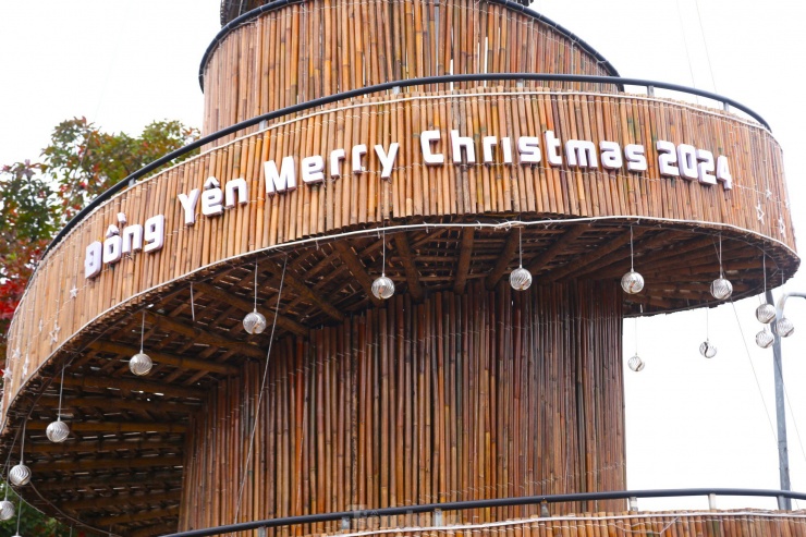 Chiêm ngưỡng cây thông cao 22m làm từ hàng nghìn cây tre, nứa - 3