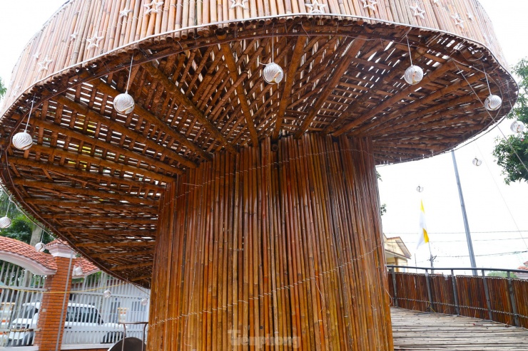 “Cây thông Noel được thiết kế 3 tầng, cao 22m, bệ dưới cùng có đường kính rộng 8m. Để làm nên cây thông độc đáo này, hơn 30 người làm việc mỗi ngày, ròng rã gần 1 tháng. Người dân có thể đi vòng quanh lên tháp cây thông để quan sát phía dưới và xung quanh”, ông Văn chia sẻ.