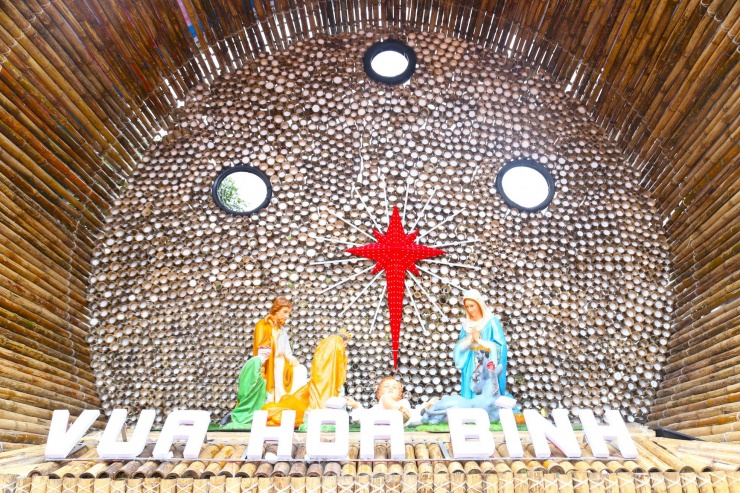 Hang đá, nơi Chúa hài đồng được sinh ra. Hang đá được đan, kết khéo léo từ nhiều cây tre, tấm tre.