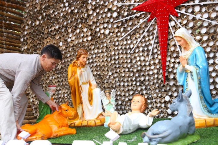 Trang trí hang đá