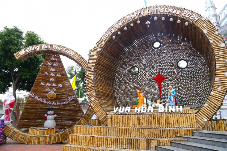 Cây tre là biểu trưng của bản lĩnh quật cường, ý chí bất khuất của con người Việt Nam. Trong ảnh là biểu tưởng sự kết nối hòa bình.