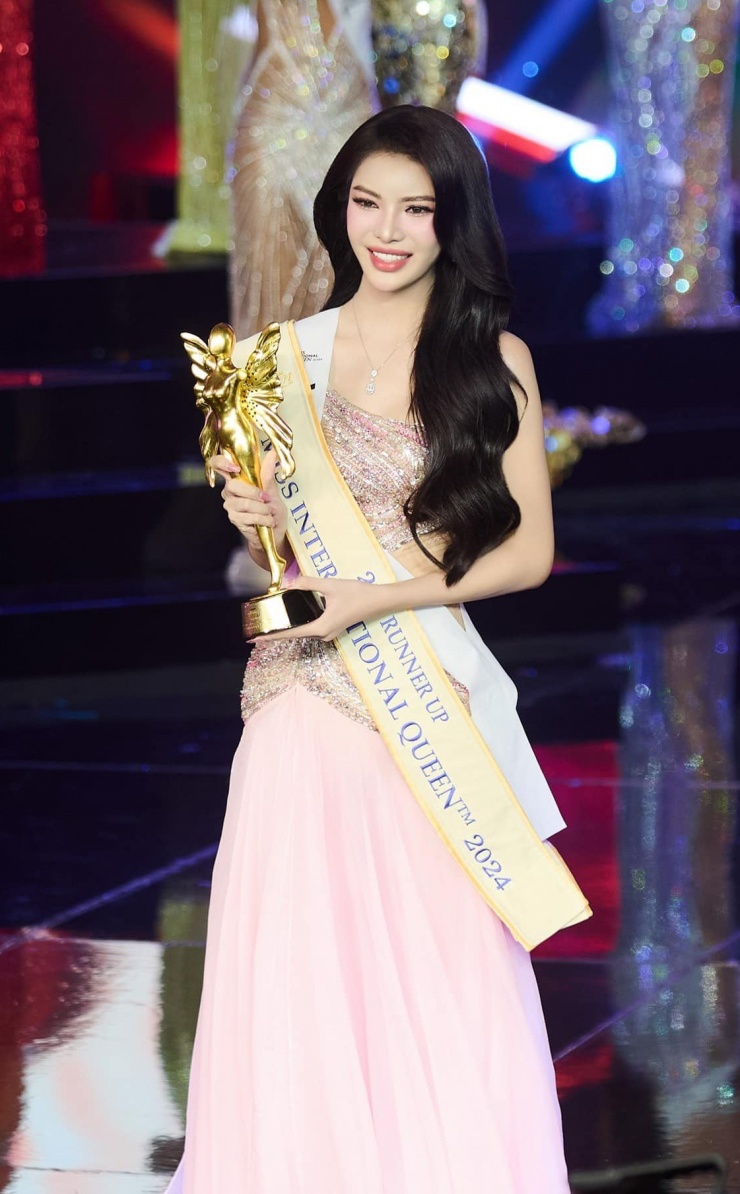 Tường San diễn đầm dạ hội tại chung kết. Video: Miss International Queen