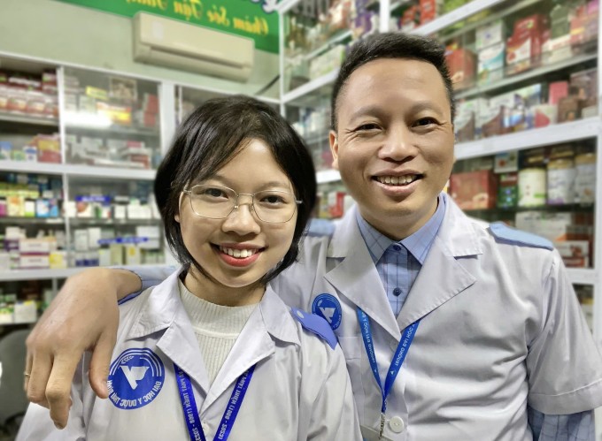 Anh Nguyễn Viết Thành cùng con gái ở nhà thuốc của gia đình ở xã Thụy Liên, huyện Thái Thụy, tỉnh Thái Bình. Ảnh: Nhân vật cung cấp