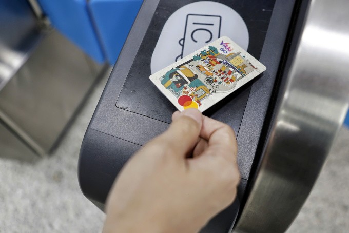 Ngoài công nghệ hiện đại, tuyến metro Bến Thành - Suối Tiên ứng dụng hệ thống thanh toán không tiền mặt. Khách chạm thẻ Vikkigo trước khi vào nhà ga để lên tàu, sáng 22/12. Ảnh: Nguyễn Khương