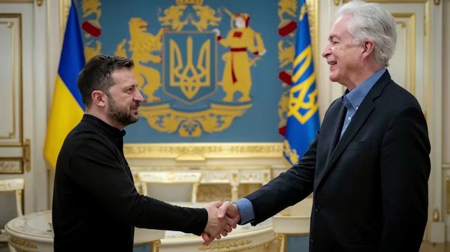 Tổng thống Ukraine Volodymyr Zelensky và Giám đốc CIA William Burns. (Ảnh: Pravda)