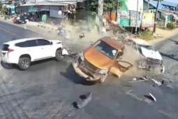 Media - 3 ô tô đâm nhau giữa ngã tư khiến 9 người thương vong