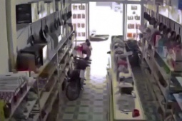 Video ô tô lao vào nhà dân tông bé gái tử vong